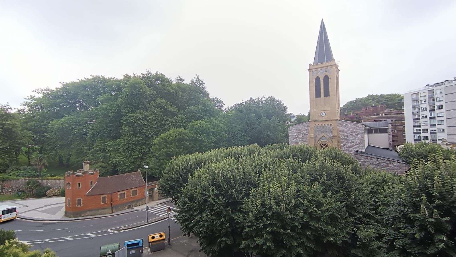 Vista exterior de Pis en venda en Donostia - San Sebastián  amb Balcó