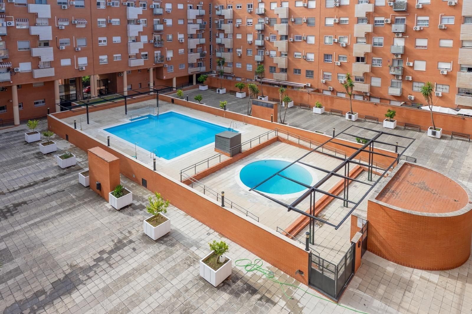 Swimming pool of Flat for sale in  Sevilla Capital  with Air Conditioner, Private garden and Balcony