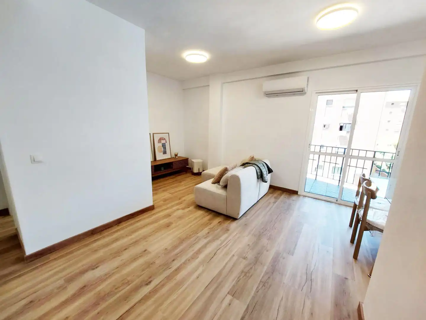 Sala d'estar de Pis en venda en Benalmádena amb Aire condicionat, Terrassa i Moblat