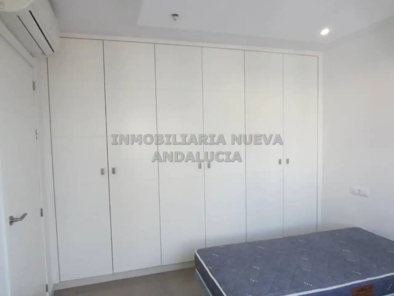 Dormitori de Pis de lloguer en Almería amb Aire condicionat, Calefacció i Moblat