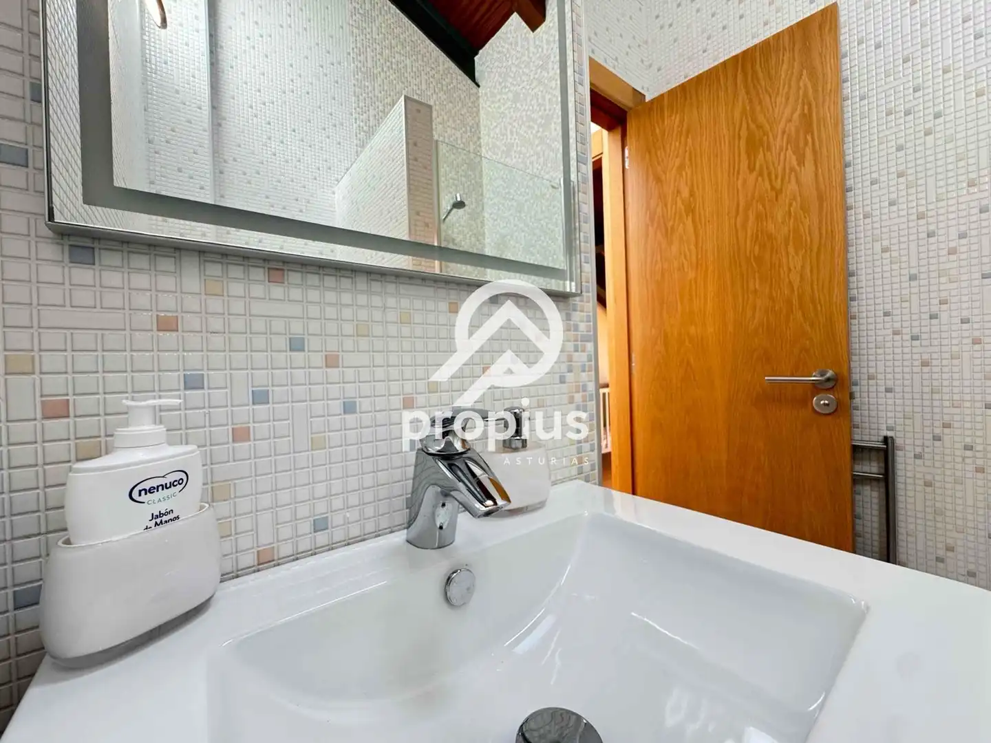 Badezimmer von Einfamilien-Reihenhaus zum Verkauf in Llanes mit Heizung und Möbliert