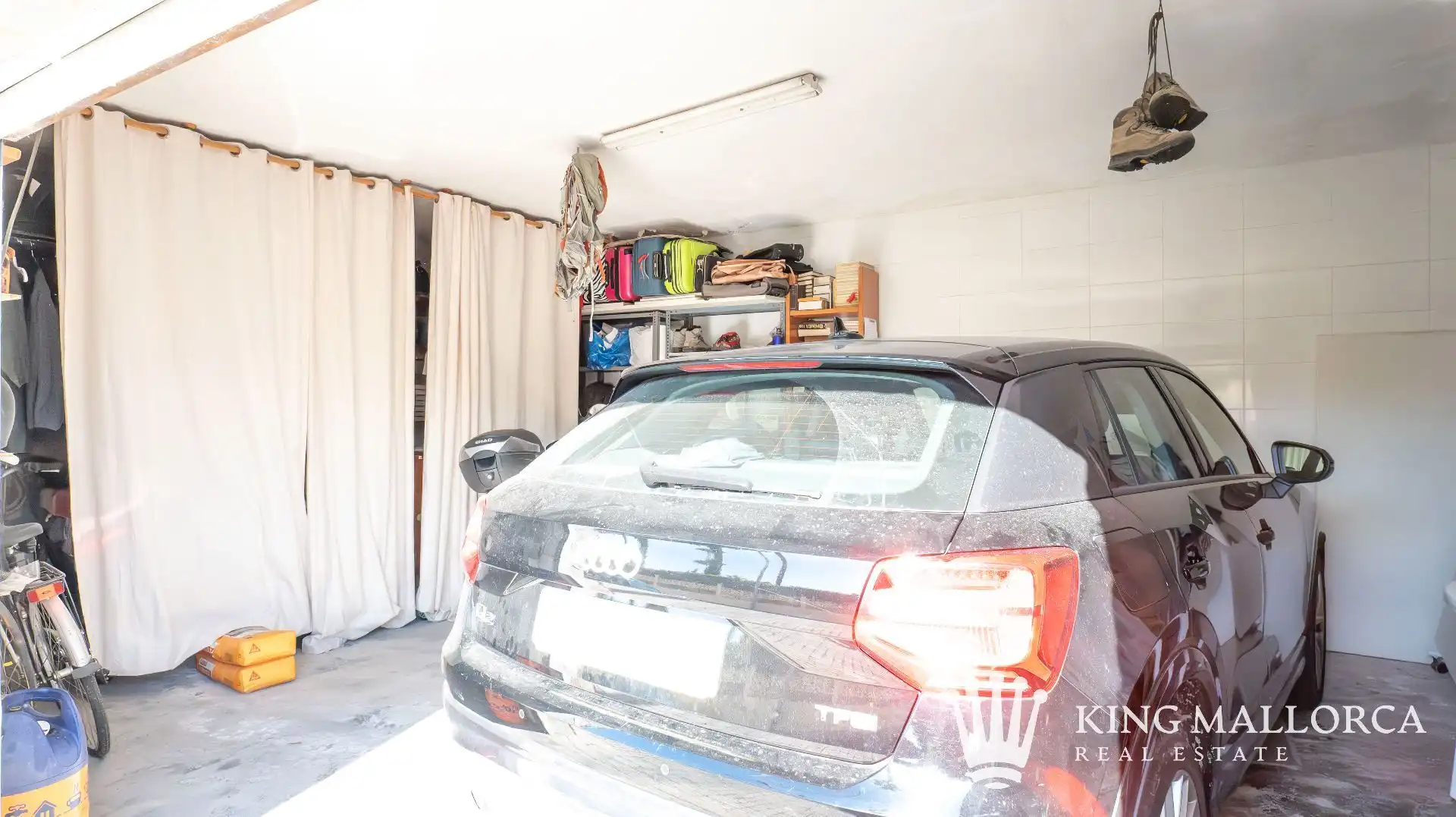 Parkplatz von Einfamilien-Reihenhaus zum Verkauf in Calvià mit Klimaanlage, Heizung und Privatgarten