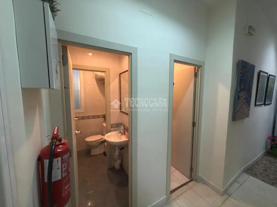 Bathroom of Office for sale in Madrid