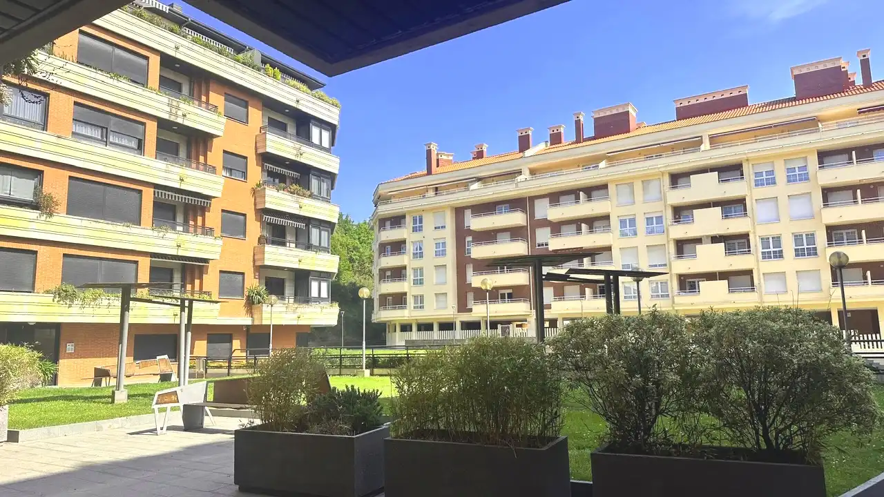 Vista exterior de Piso en venta en Castro-Urdiales con Calefacción, Trastero y Amueblado
