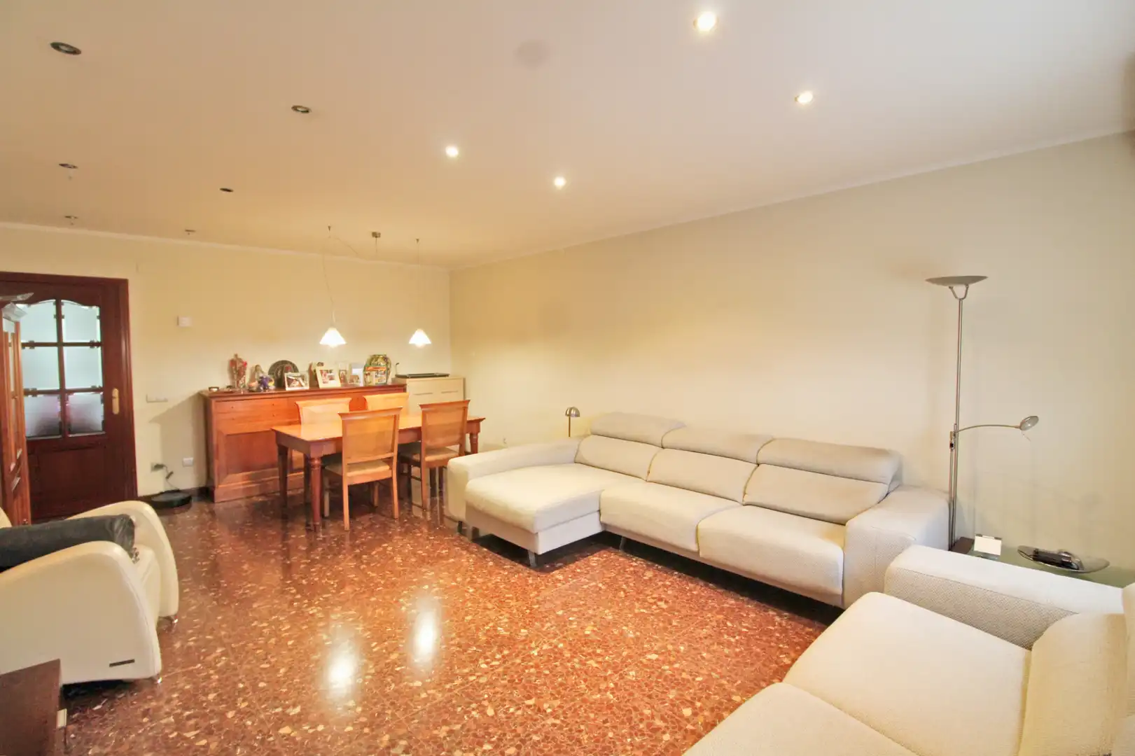Sala de estar de Piso en venta en L'Hospitalet de Llobregat con Aire acondicionado, Calefacción y Amueblado