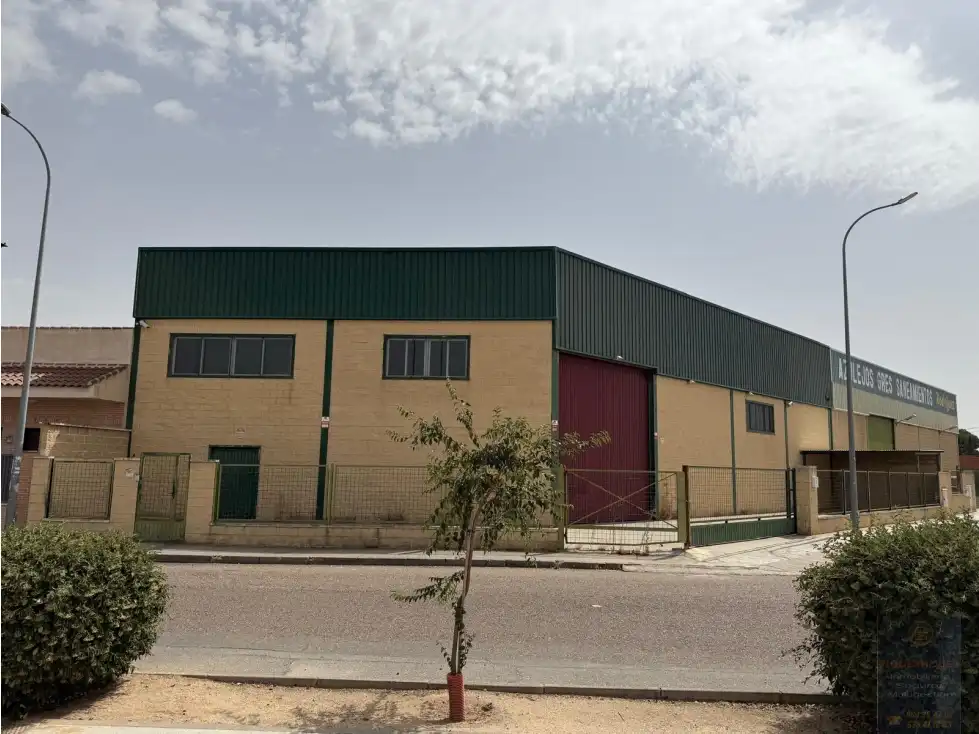 Industrial building to rent in Valmojado