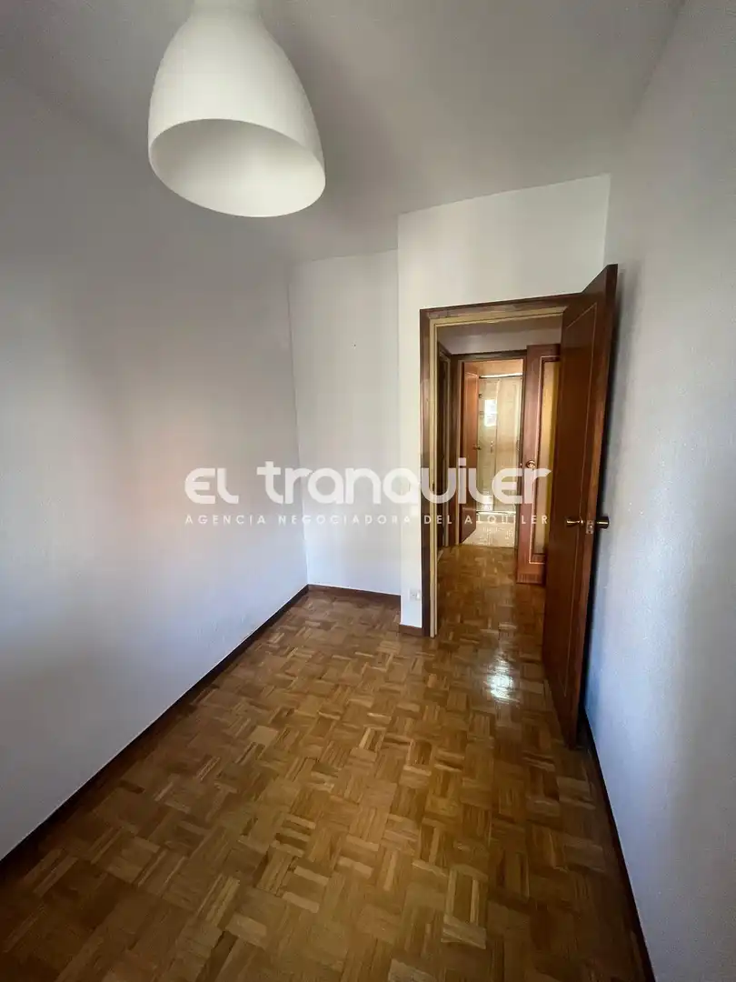 Bedroom of Flat for rent in Madrid  with Parquet flooring, Terrace and Washing machine
