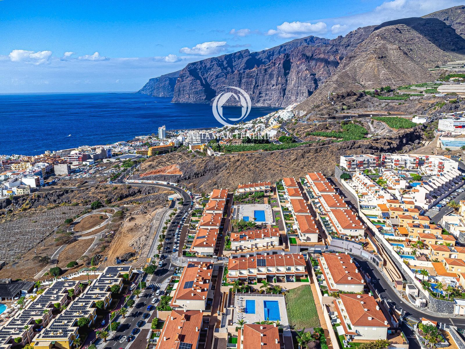 Vista exterior de Casa adosada de lloguer en Santiago del Teide amb Terrassa, Piscina i Moblat