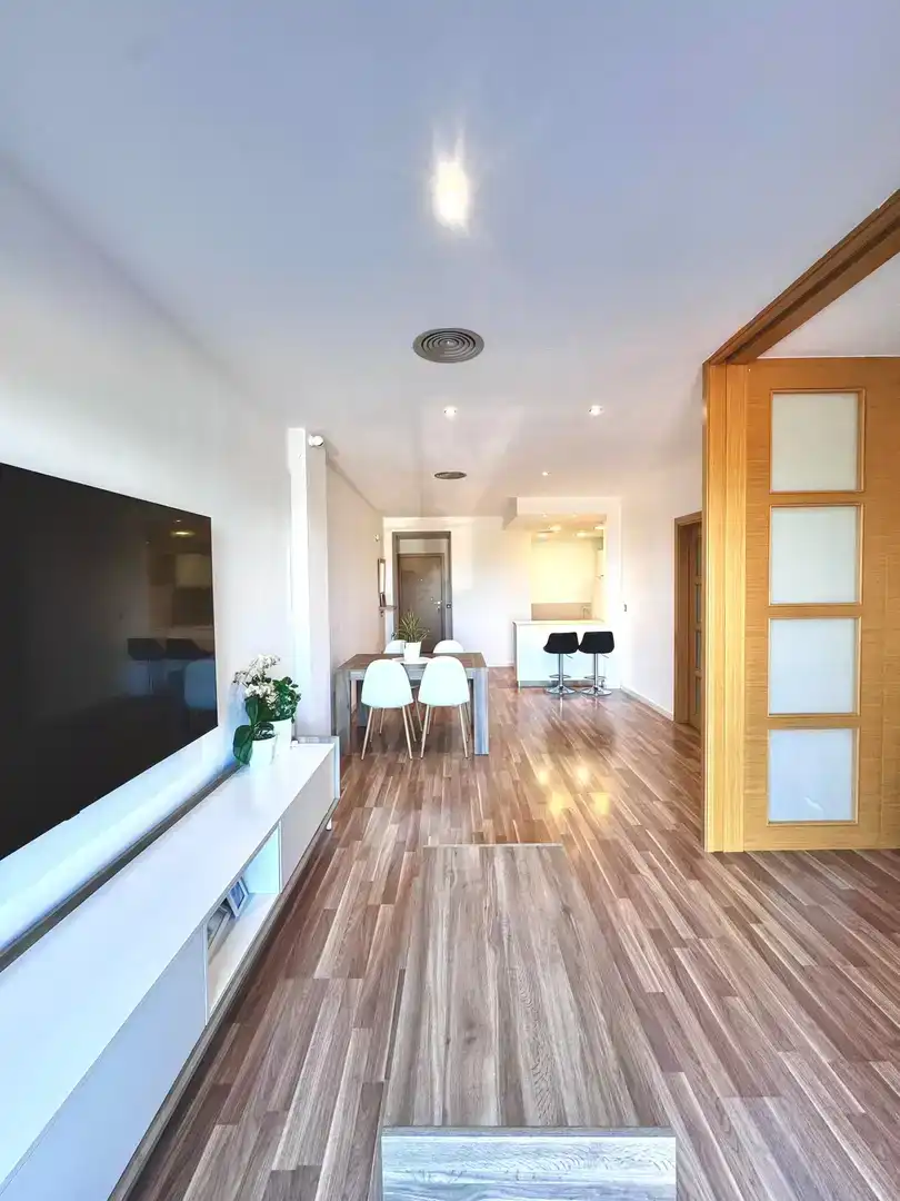 Sala d'estar de Pis en venda en Girona Capital amb Aire condicionat i Balcó