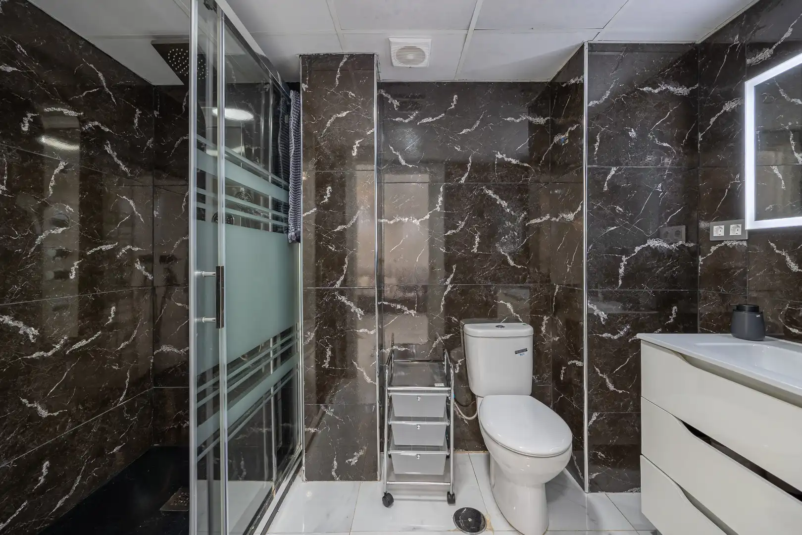 Baño de Apartamento en venta en Benidorm con Piscina, Amueblado y Piscina comunitaria