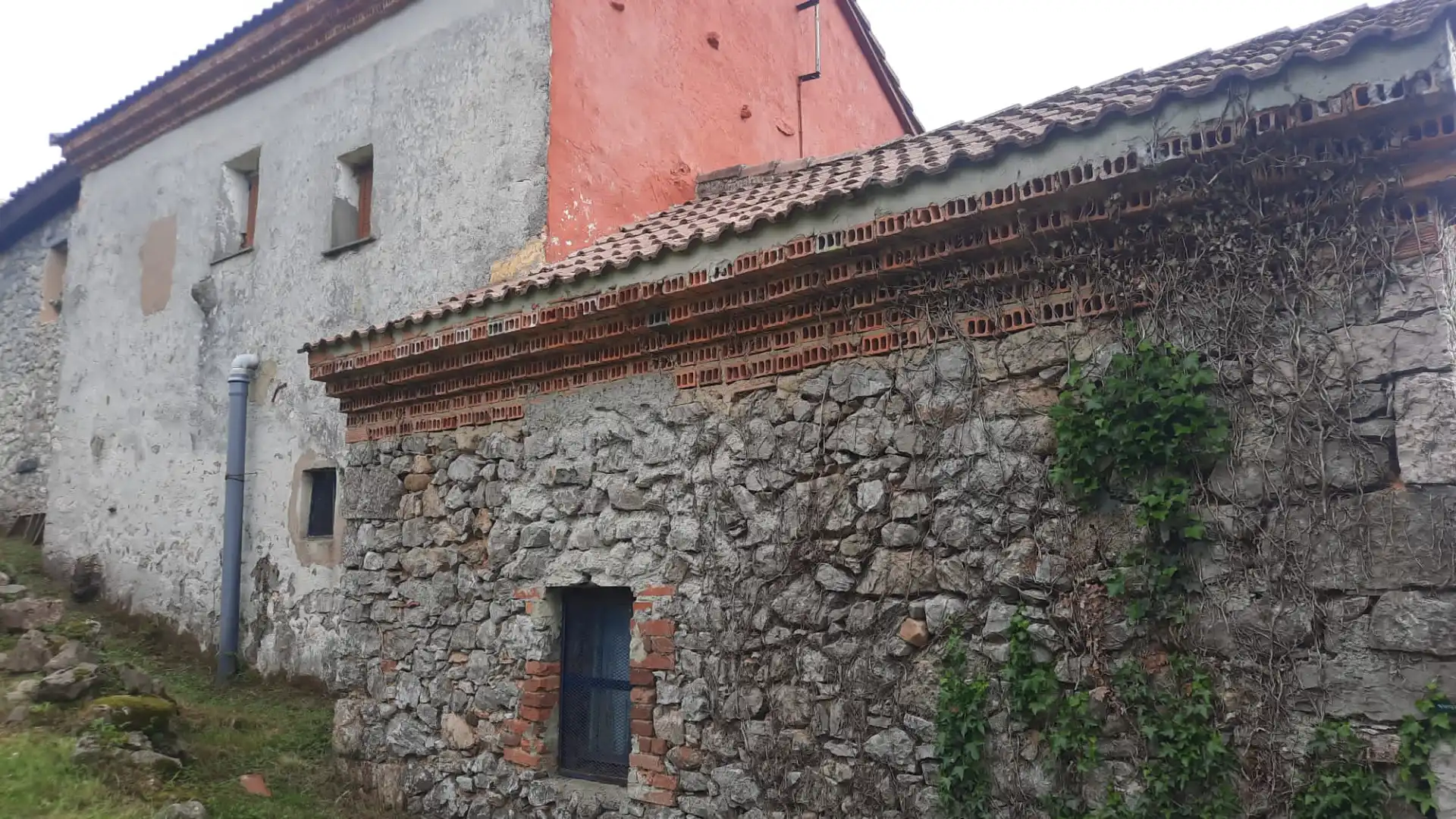 Vista exterior de Casa o xalet en venda en Las Regueras   amb Calefacció, Terrassa i Forn