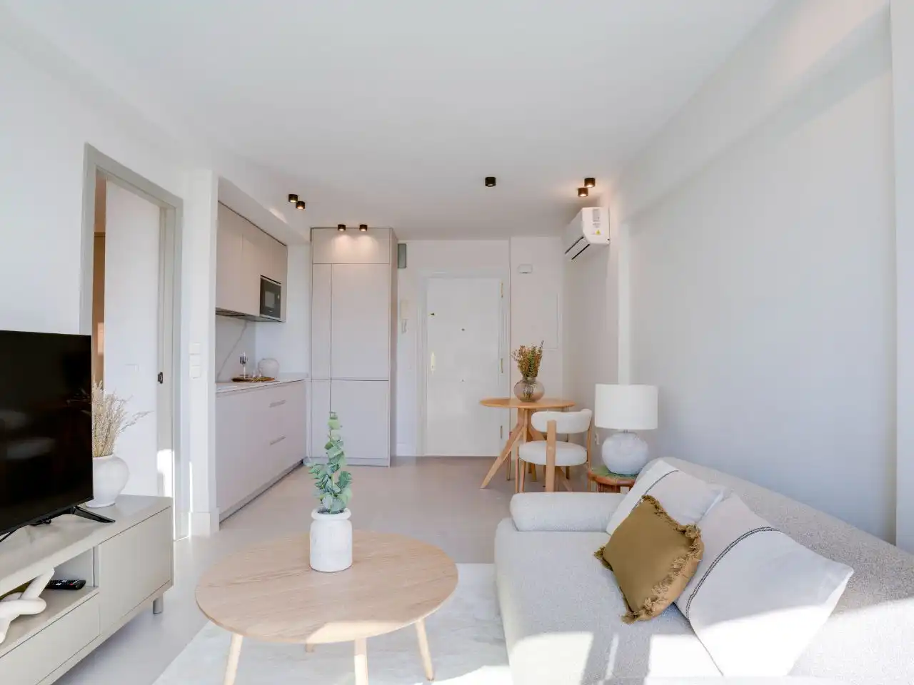 Living room of Flat for sale in Marbella  with Air Conditioner, Terrace and Balcony