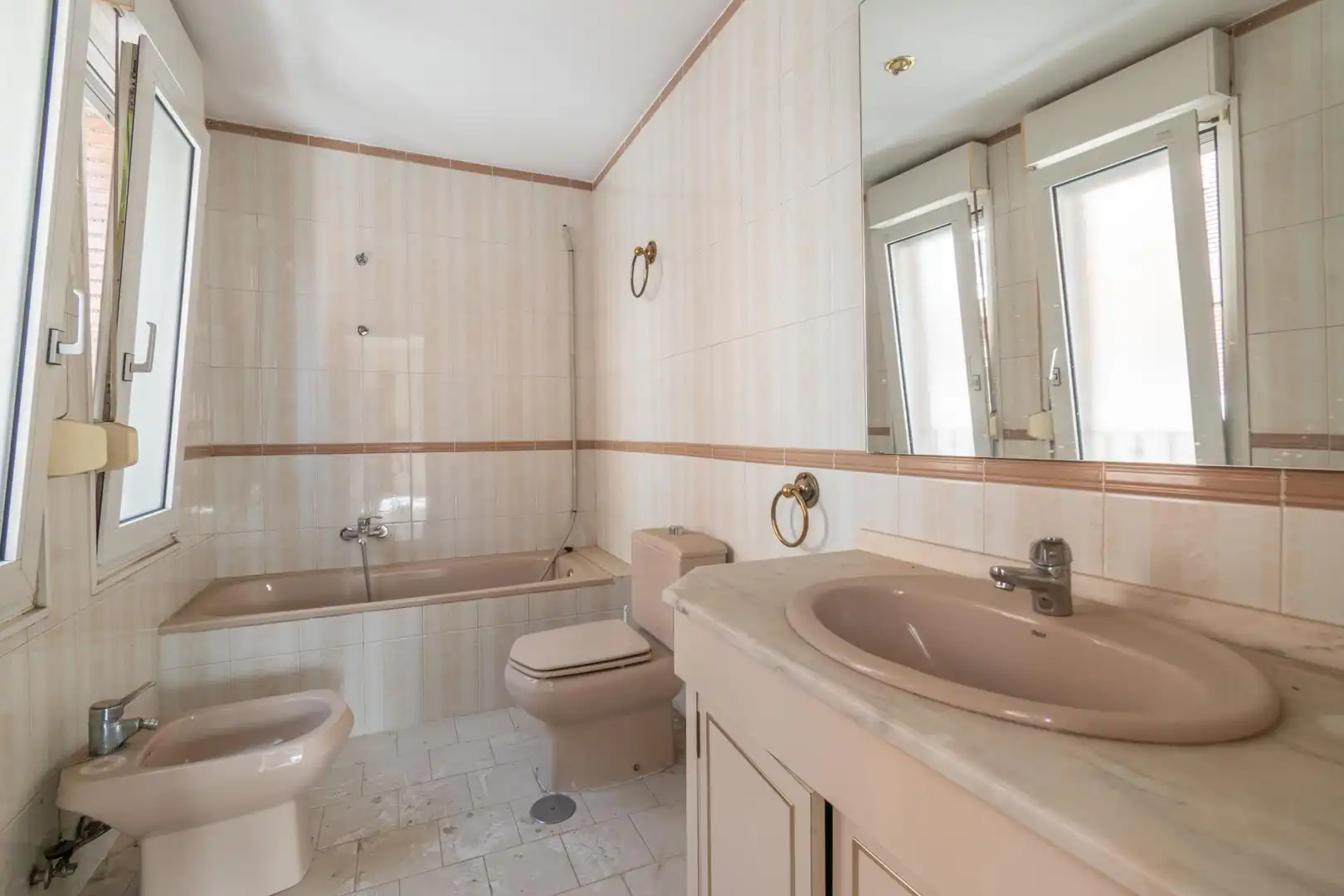 Badezimmer von Wohnung zum Verkauf in Armilla mit Klimaanlage, Heizung und Terrasse