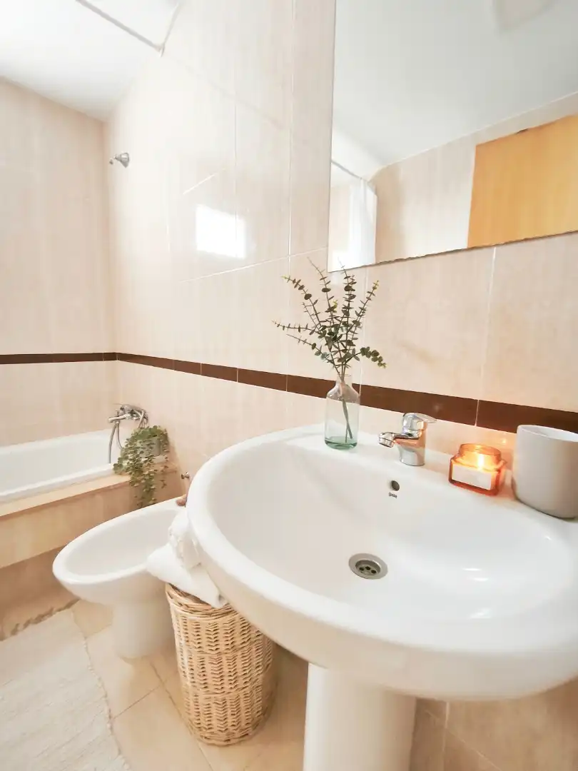 Badezimmer von Dachboden zum Verkauf in Almería mit Klimaanlage, Terrasse und Möbliert