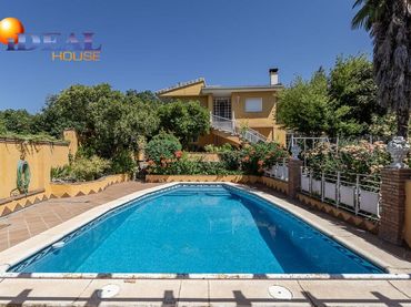Villa avec balcon à vendre à Alfacar