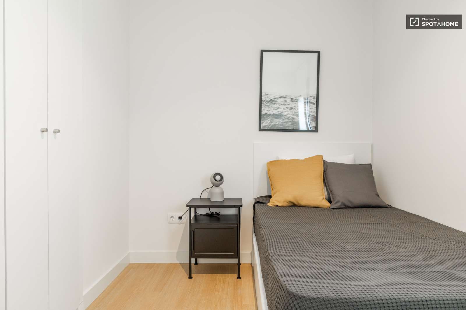 Bedroom of House or chalet to share in  Madrid Capital  with Air Conditioner and Terrace
