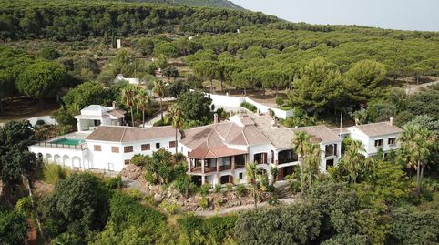 Una mansión espectacular con casa de invitados y piscina en una exclusiva urbanización al borde de la Sierra de Mijas. REF V540184