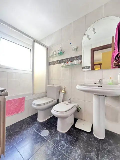 Badezimmer von Wohnung zum Verkauf in Gijón  mit Heizung, Parkett und Terrasse