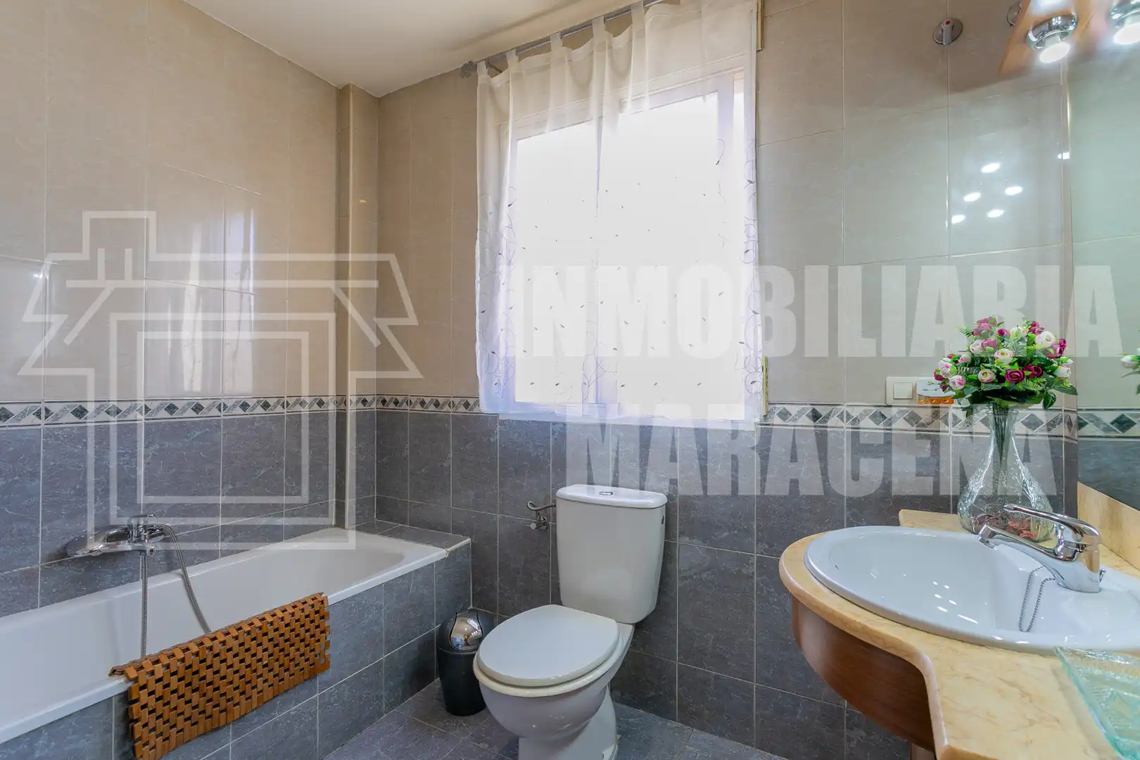 Bathroom of Houses for sale in Granada  with Air Conditioner, Heating and Parquet flooring