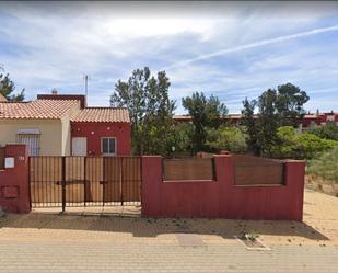 Vista exterior de Casa adosada en venda en Ayamonte amb Piscina