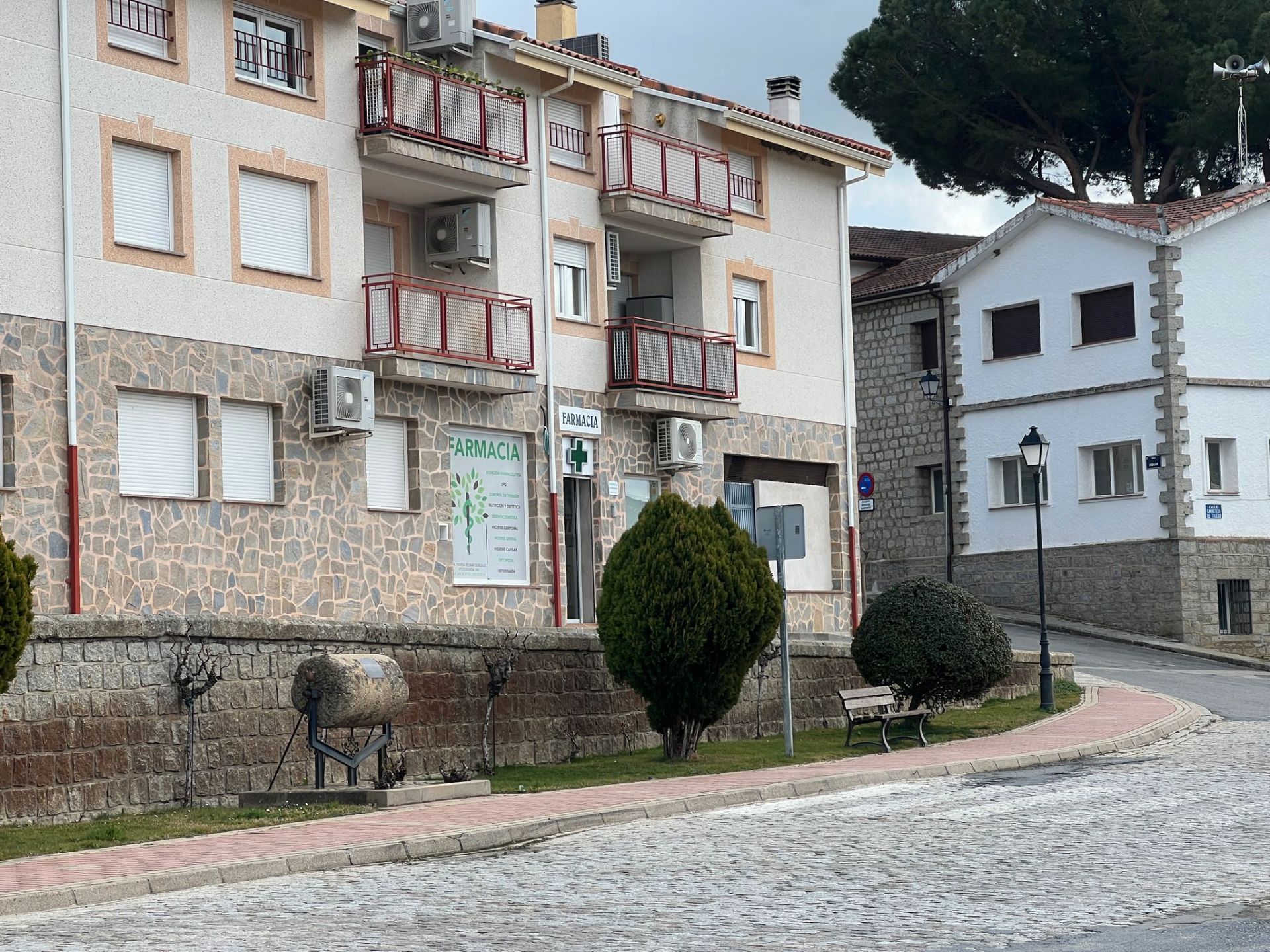 Vista exterior de Àtic en venda en San Bartolomé de Pinares amb Calefacció