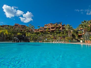 Apartment with pool for sale in Nueva Andalucía