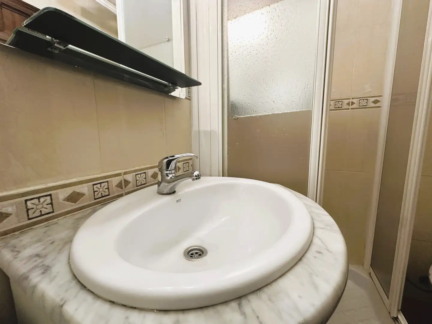 Bathroom of Flat for sale in Madrid  with Air Conditioner, Heating and Oven