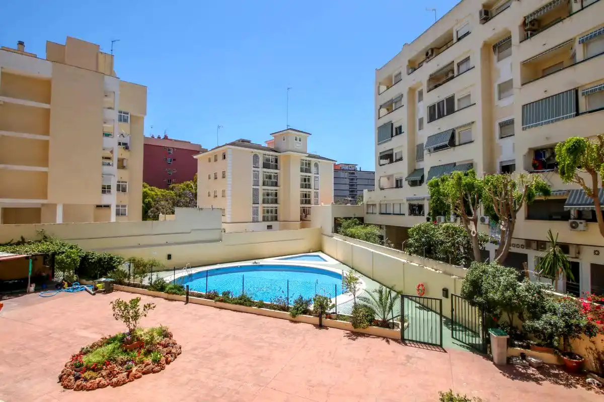Piscina de Apartamento en venta en Torremolinos con Aire acondicionado, Calefacción y Jardín privado