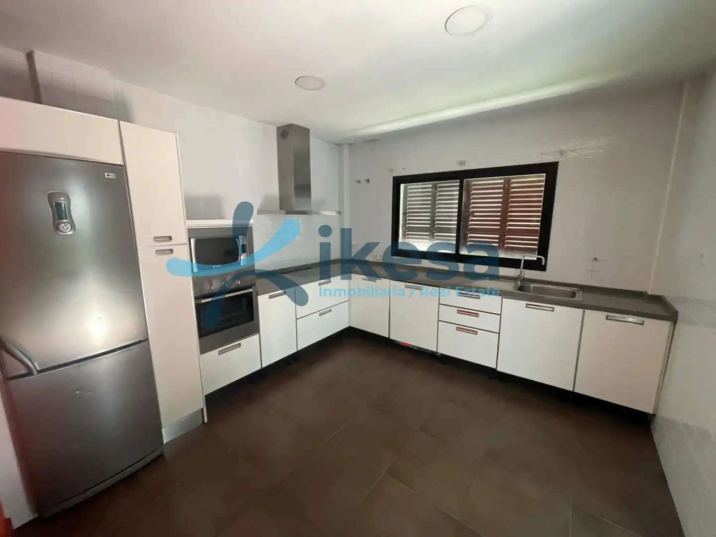 Cuina de Casa o xalet en venda en Espartinas amb Jardí privat, Piscina i Piscina comunitària