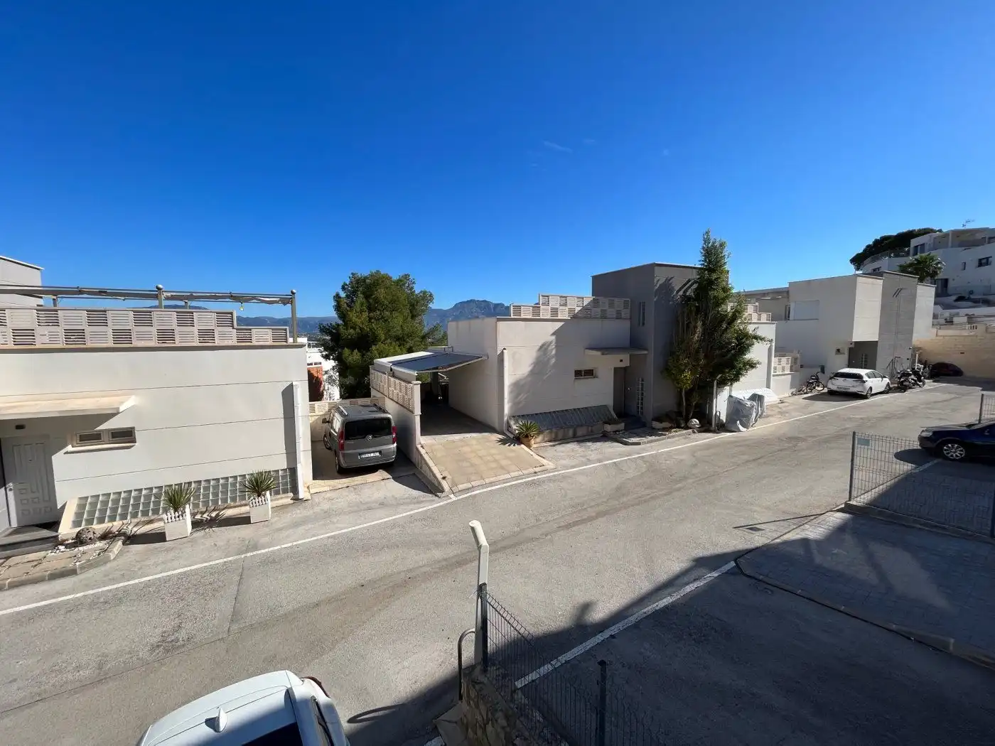 Vista exterior de Casa o xalet en venda en L'Alfàs del Pi amb Aire condicionat, Jardí privat i Terrassa