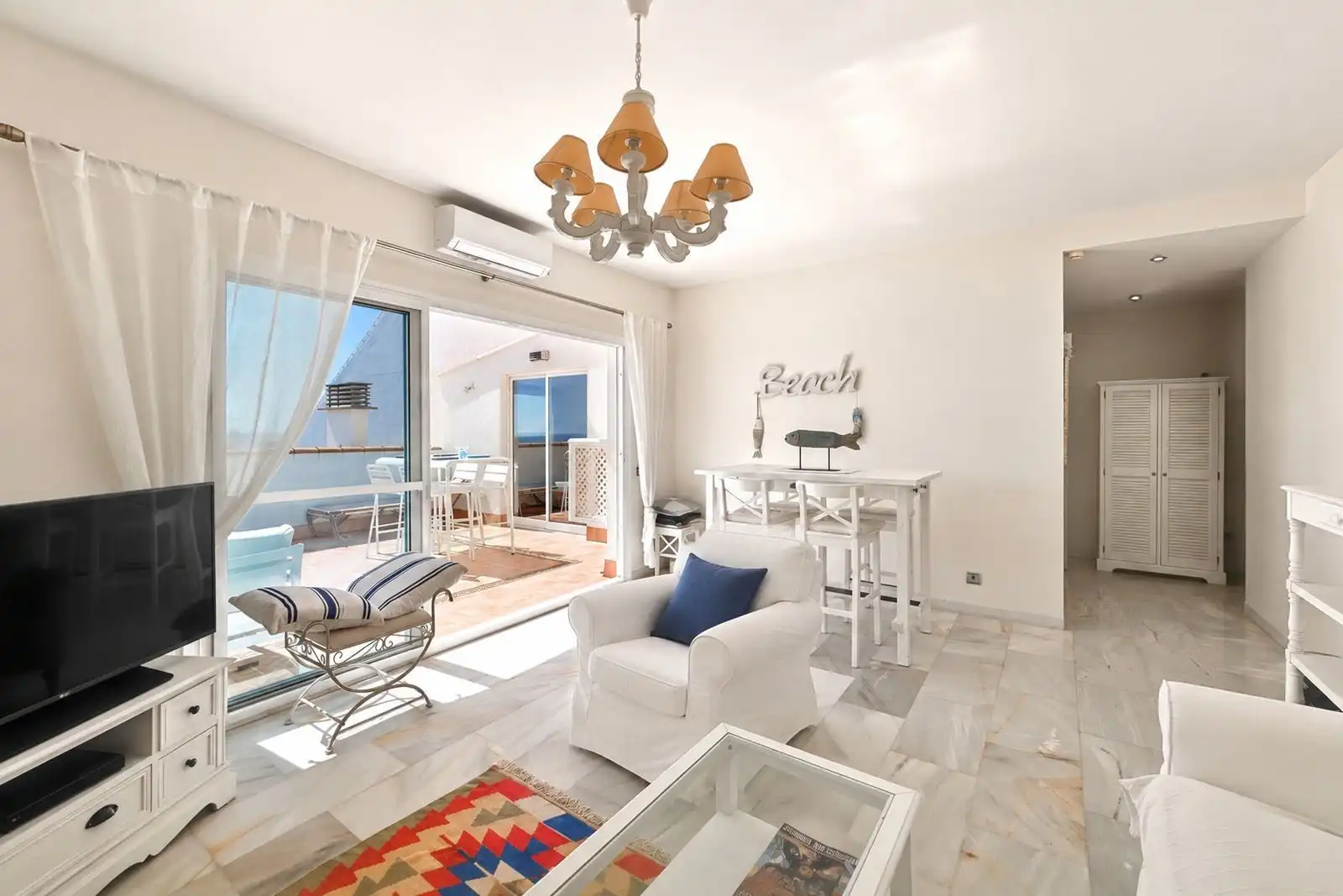 Living room of Flat for sale in Estepona  with Air Conditioner, Terrace and Community pool
