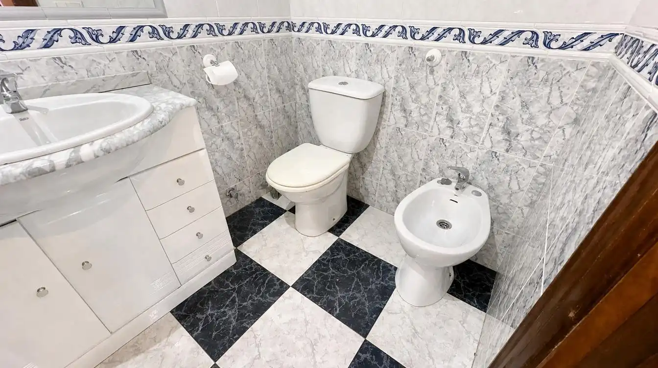 Bathroom of Flat for sale in Granada  with Heating, Furnished and Balcony