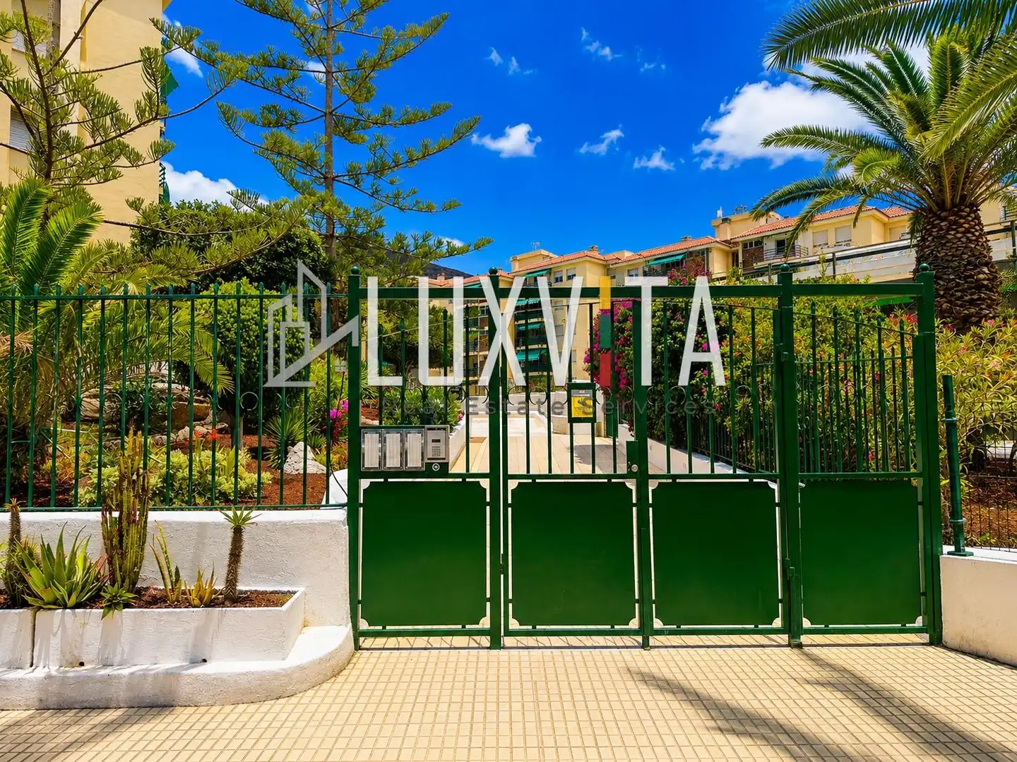 Vista exterior de Apartamento en venta en Arona con Terraza y Piscina comunitaria