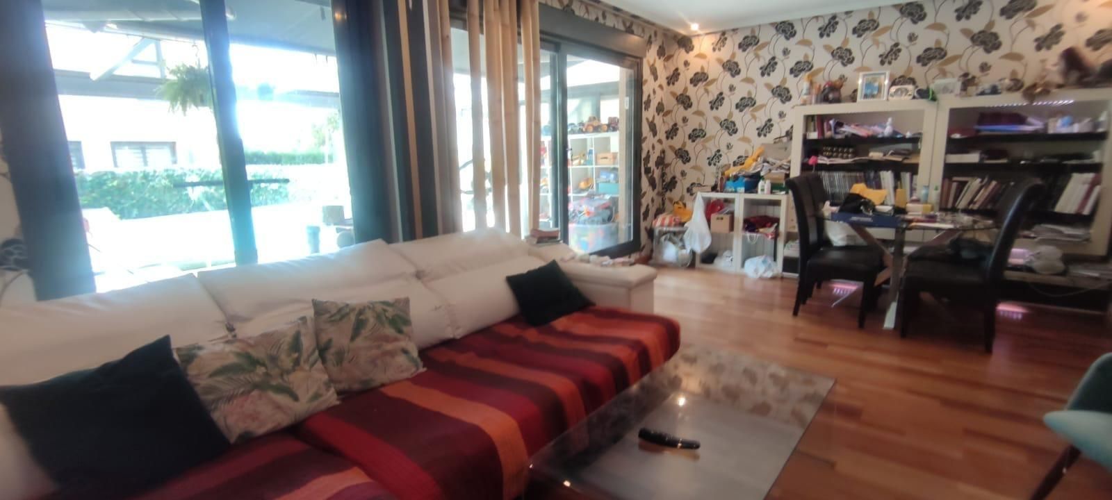 Sala d'estar de Casa adosada en venda en Valladolid Capital amb Calefacció, Moblat i Piscina comunitària