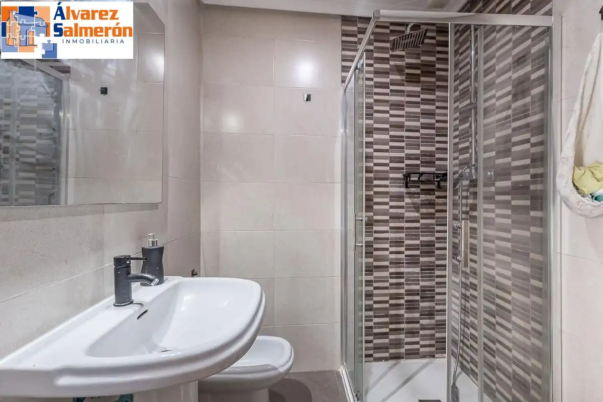 Baño de Ático en venta en Granada con Terraza
