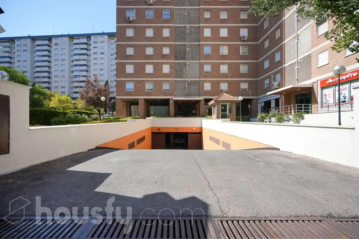Parking de Piso en venta en Madrid con Aire acondicionado, Calefacción y Jardín privado