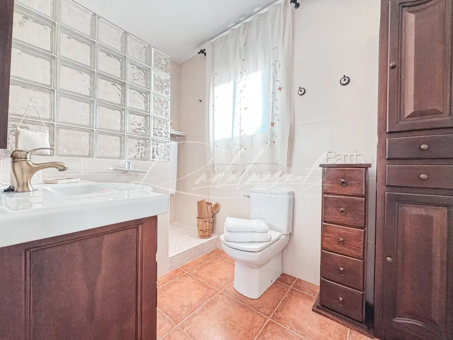 Badezimmer von Einfamilien-Reihenhaus zum Verkauf in Cambrils mit Klimaanlage, Heizung und Privatgarten