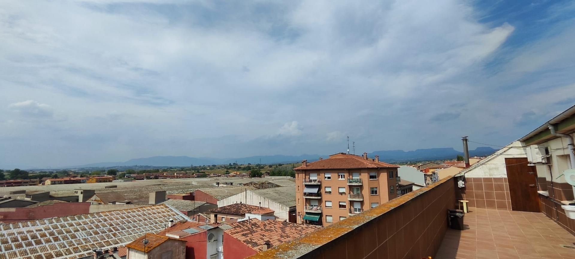 Vista exterior de Àtic en venda en Roda de Ter amb Calefacció i Forn