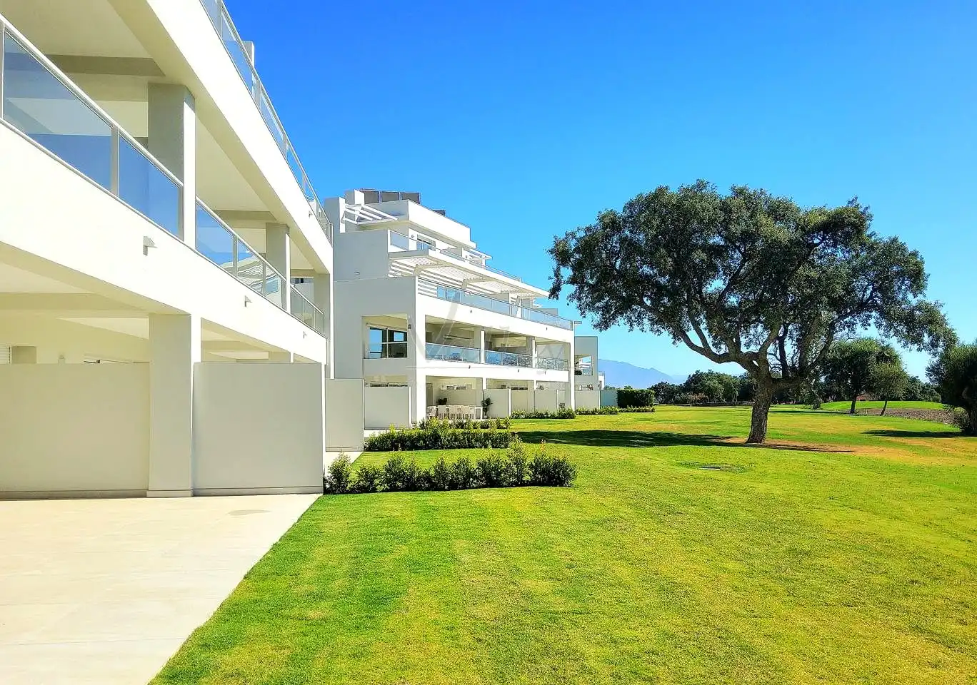 Außenansicht von Wohnungen zum Verkauf in Sotogrande mit Klimaanlage, Terrasse und Möbliert