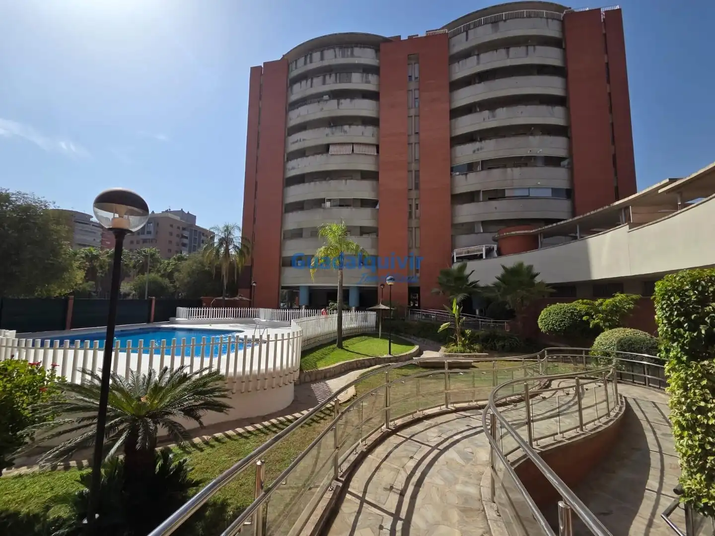 Piscina de Pis en venda en Sevilla amb Aire condicionat, Terrassa i Traster