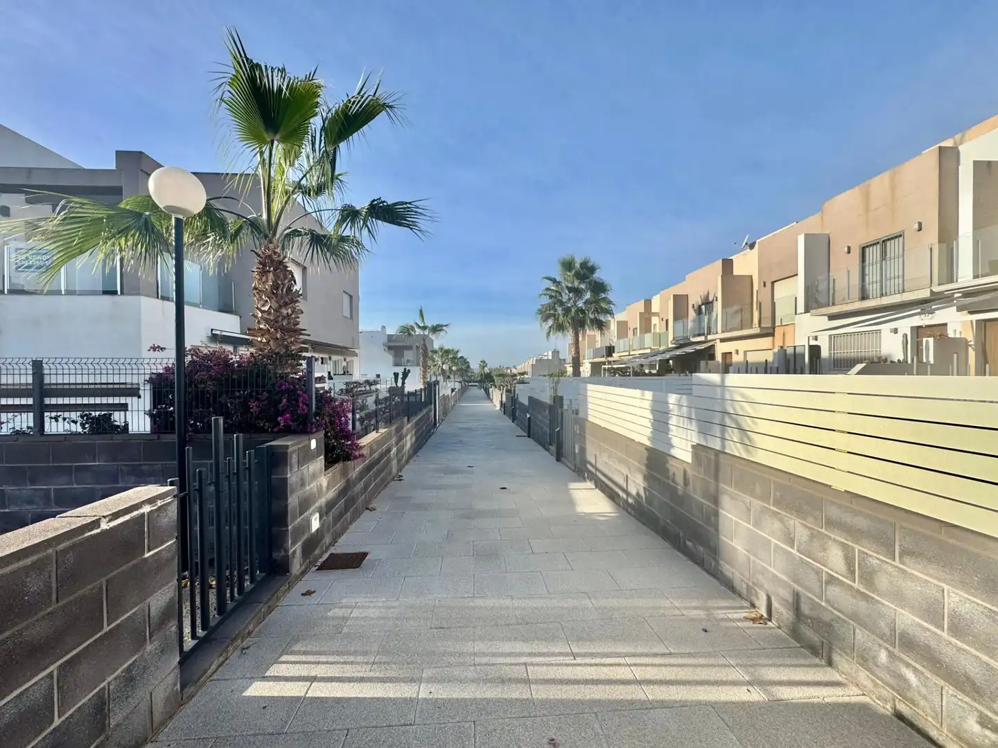Vista exterior de Casa adosada en venta en Torrevieja con Jardín privado, Terraza y Balcón