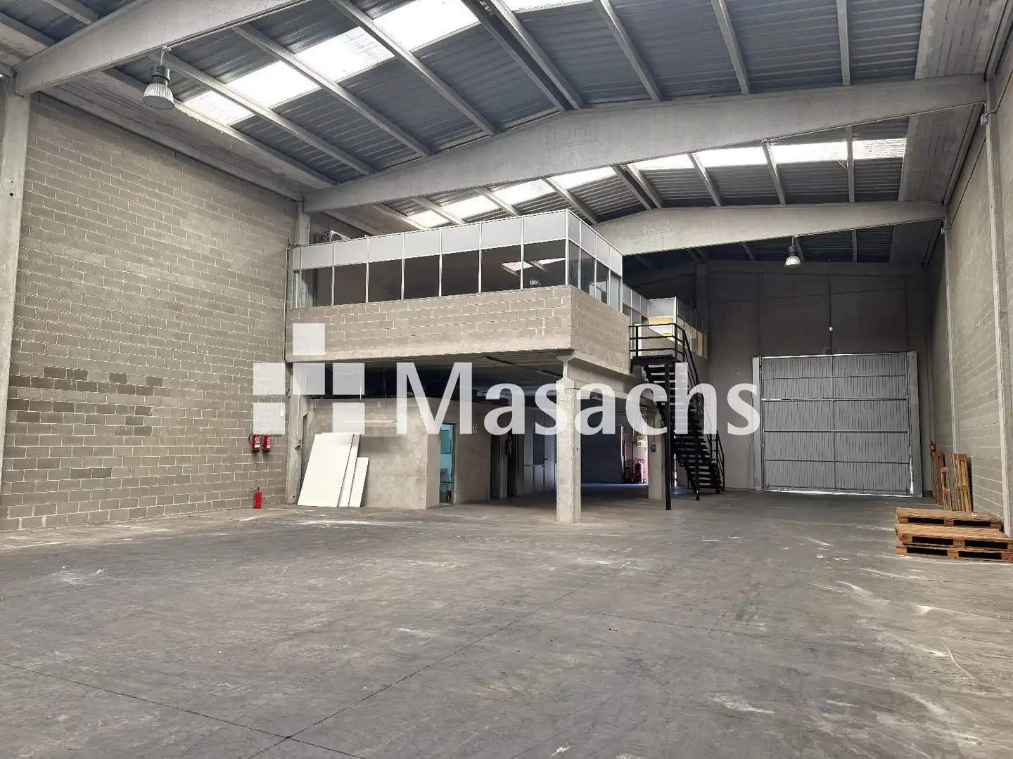 Außenansicht von Fabrikhallen zur Miete in Terrassa