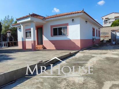 Exterior view of House or chalet for sale in Colmenar de Oreja  with Air Conditioner and Swimming Pool