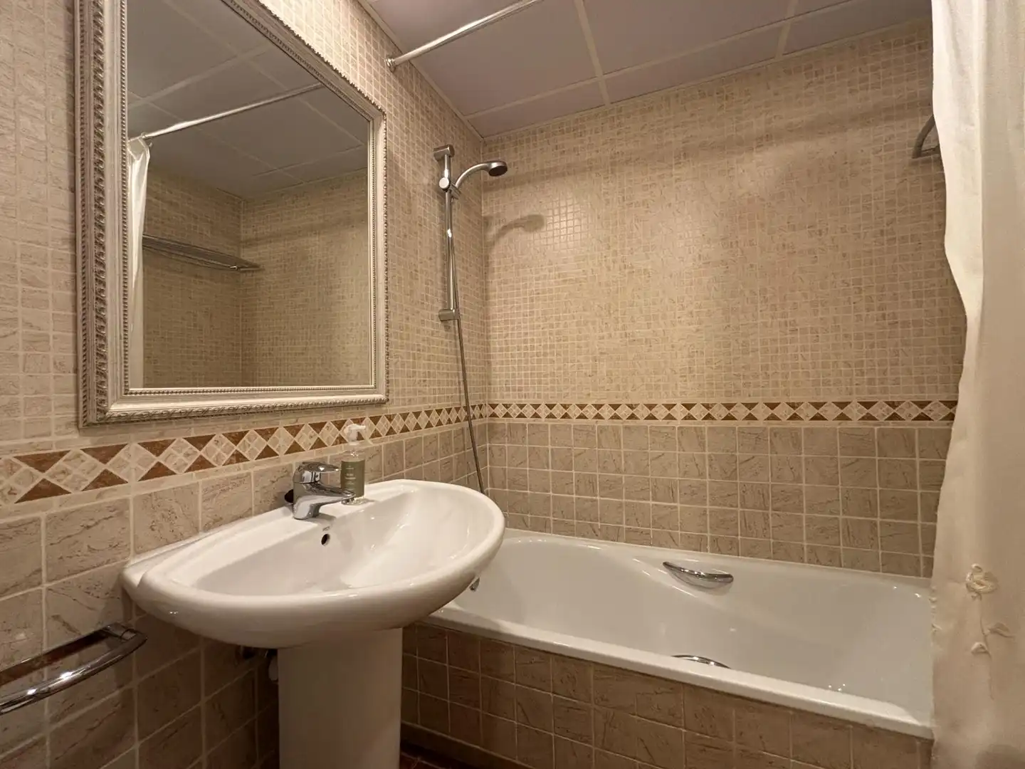 Badezimmer von Wohnung zur Miete in Hortaleza