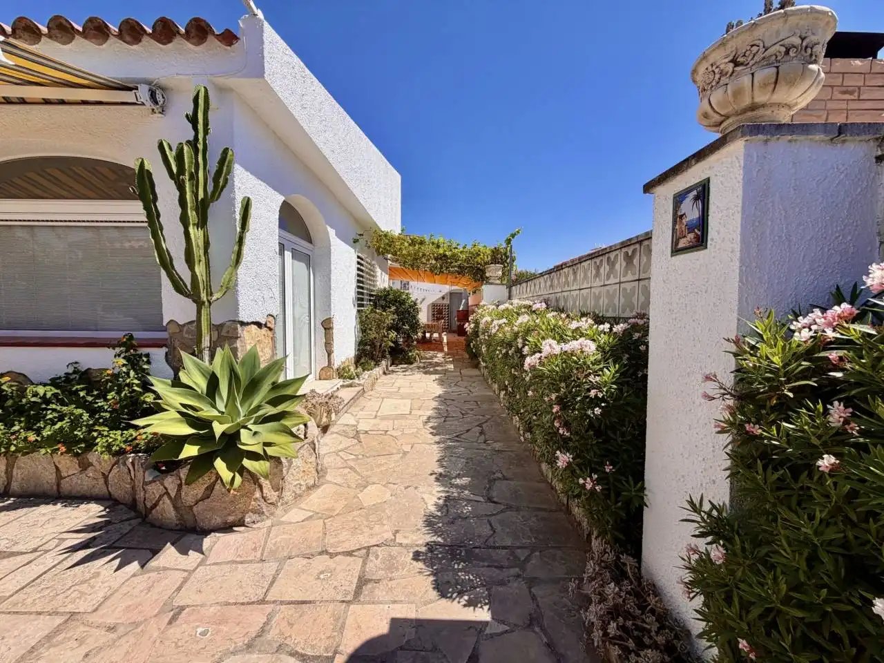 Vista exterior de Casa o xalet en venda en Mont-roig del Camp amb Aire condicionat, Calefacció i Jardí privat