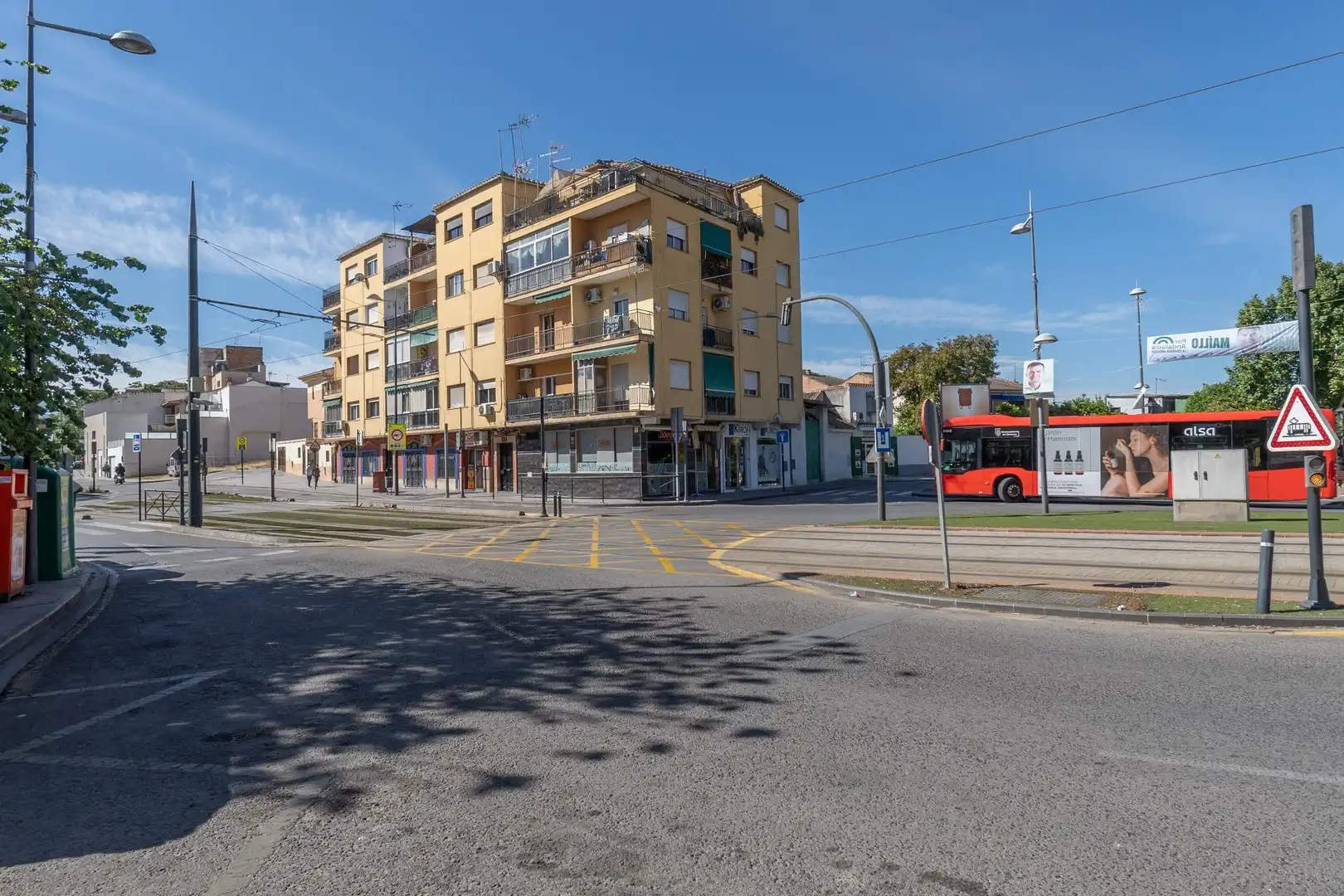 Vista exterior de Pis en venda en Granada amb Balcó