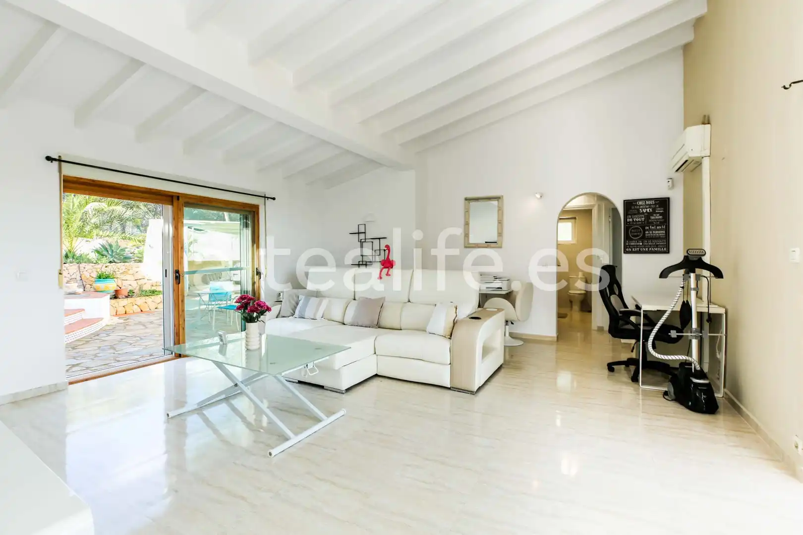 Sala d'estar de Casa o xalet en venda en La Nucia amb Aire condicionat, Jardí privat i Terrassa