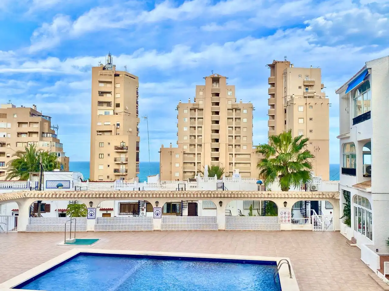 Außenansicht von Wohnung zur Miete in Torrevieja mit Klimaanlage, Terrasse und Schwimmbad