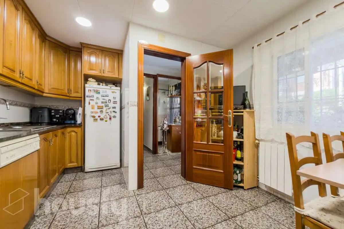 Kitchen of Houses for sale in Santa Coloma de Gramenet  with Air Conditioner, Heating and Private garden