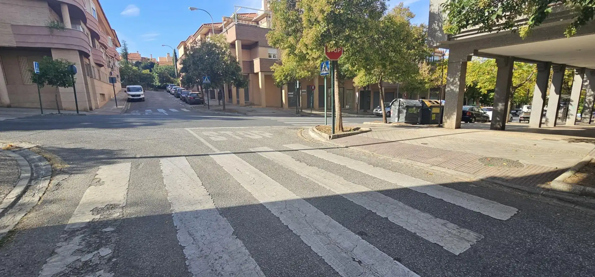 Außenansicht von Garage zum Verkauf in Granada